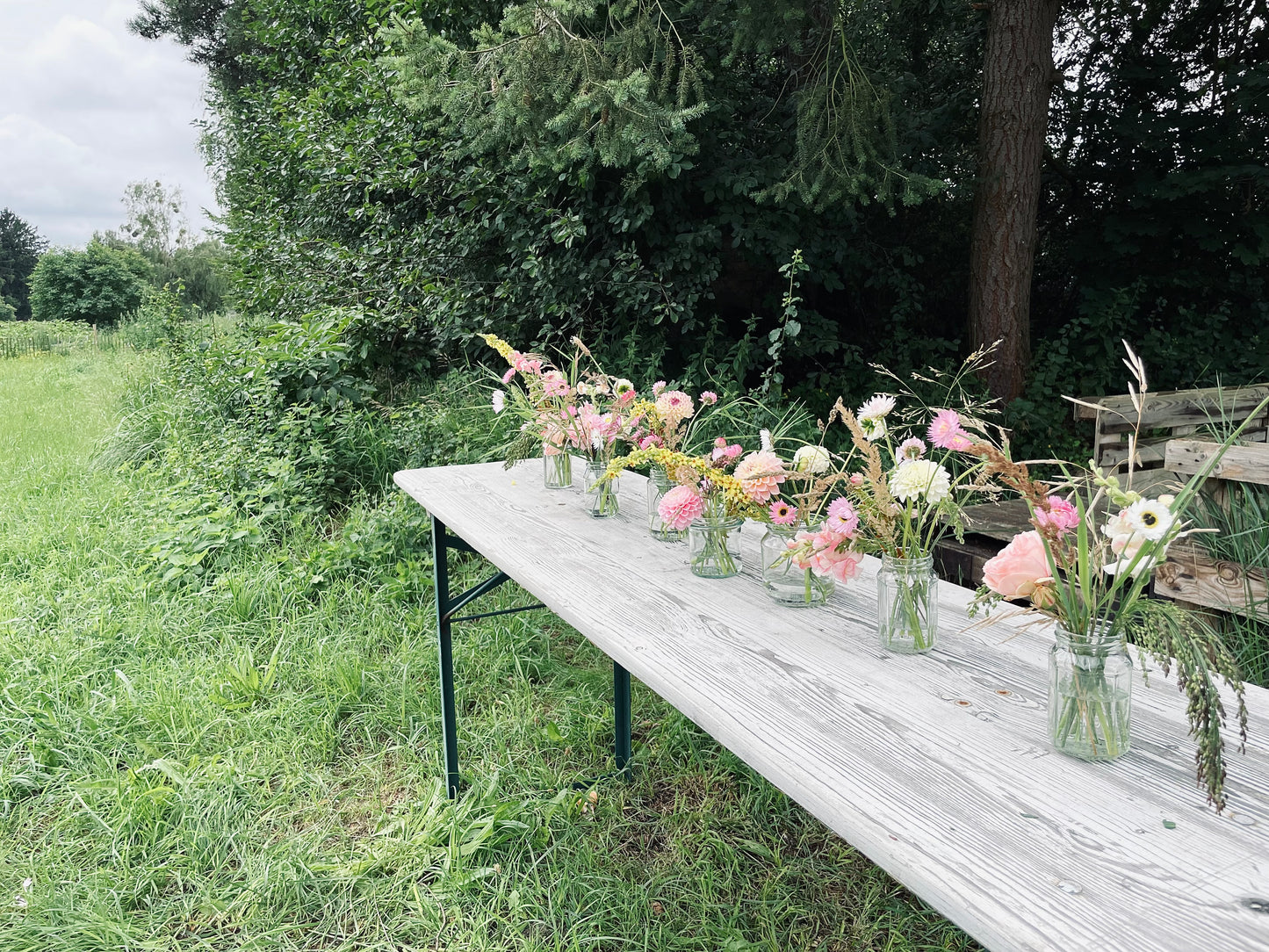 ein Eimer voller Blumen