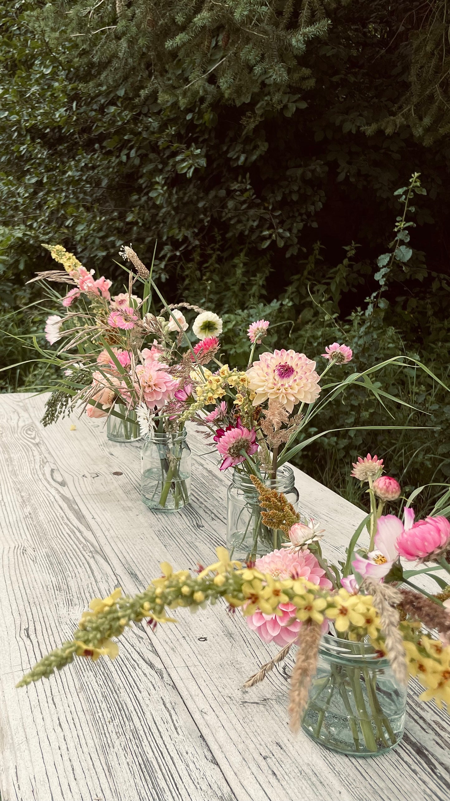 ein Eimer voller Blumen