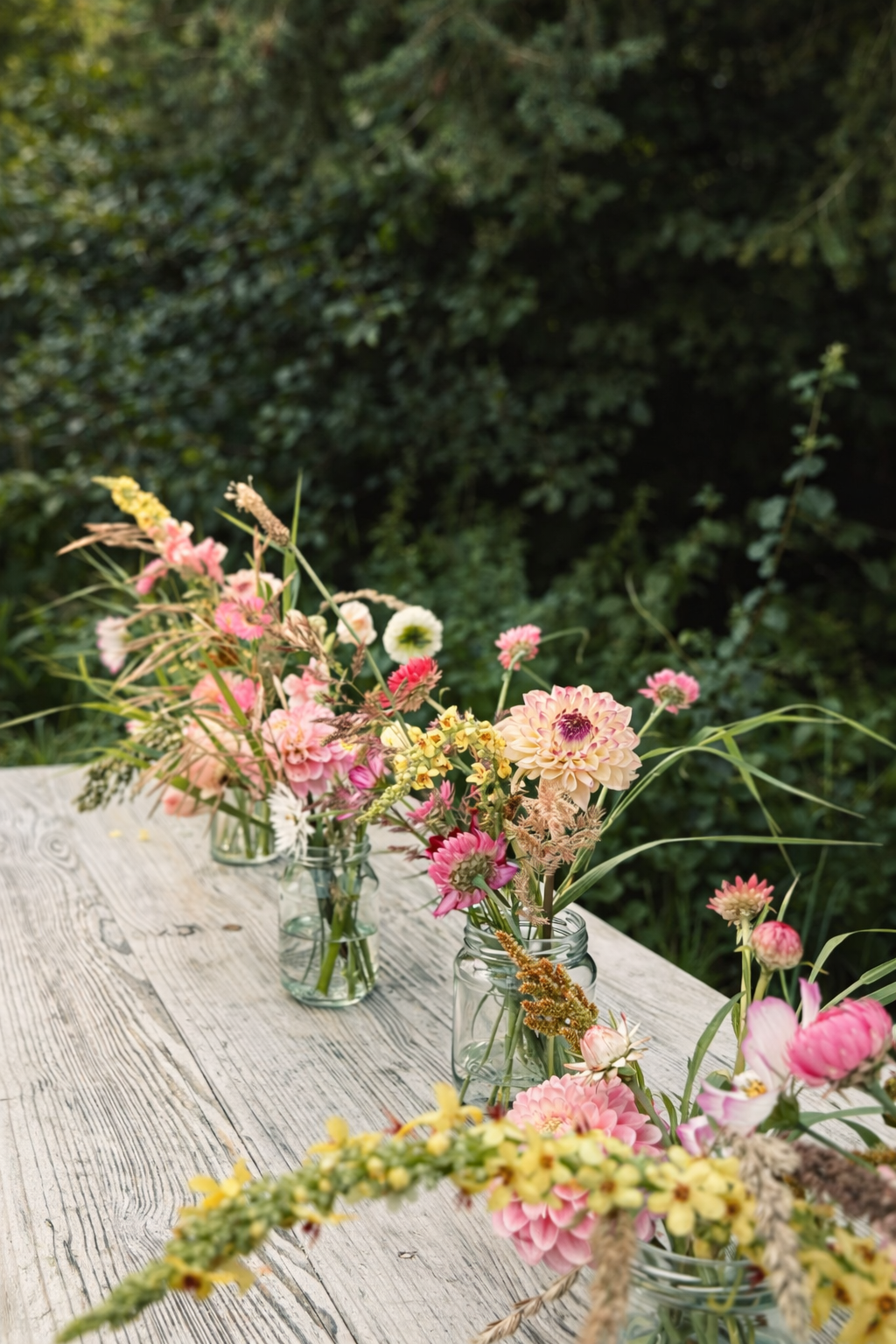 ein Eimer voller Blumen